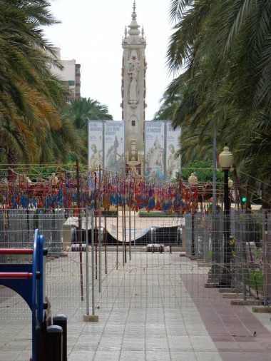 <p>Mascletá preparada entorno al monumento y plaza de Los Luceros, en Alicante. / UA</p>