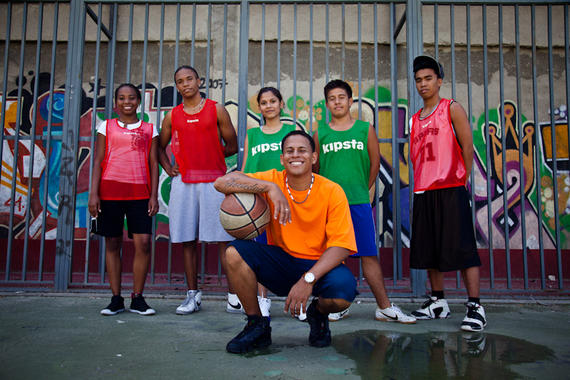 <p>El resultado muestra un ancestro común entre las poblaciones marroquís, del Sahara occidental y tunecinas con las de la península ibérica y Canarias. En la imagen, jóvenes en el barrio de Lavapiés (Madrid). /<a href="http://www.flickr.com/photos/zaiaragon/4790934133/sizes/o/in/photostream/" target="_blank"> Zai Aragon</a></p>