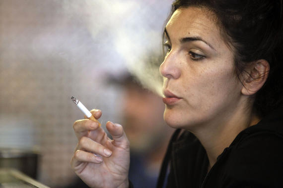 <p>Fumar antes de la menopausia y de dar a luz podría aumentar el riesgo de desarrollar un cáncer de mama en las mujeres. Imagen: SINC</p>