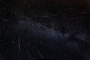 <p>Lluvia de estrellas de las perseidas, que este año puede llegar a ser cinco veces más intensa de lo habitual. / NASA</p>
