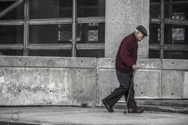 <p>La mayoría de los ancianos no escoge bien el calzado y esto repercute en su salud general. / <a href="https://www.flickr.com/photos/derekmindler/10967676036/" title="Ir a la galería de Derek Mindler" target="_blank">Derek Mindler</a> </p>