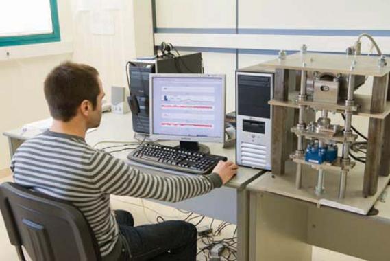 <p>El Grupo de Biomecánica y Ergonomía de la UJI ha diseñado una máquina que imita las cargas de masticación.</p>
