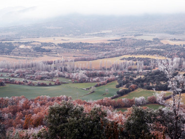 <p>Un mosaico de paisajes bajo la escarcha invernal. / Carles Batlles</p>