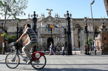 <p>La construcción de la red de carriles bici en Sevilla podría generar unos 550 millones de euros para la ciudad. / US</p>