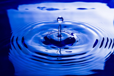 <p>La capa de agua que cubre todas las superficies que nos rodean tiene propiedades eléctricas muy diferentes a las del agua normal. / Pixabay</p>