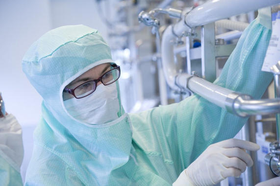 <p>Los profesionales sanitarios son los que manipulan productos químicos peligrosos con mayor frecuencia. Imagen: Sanofi Pasteur</p>