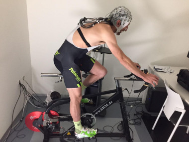 <p>Participante en un estudio sobre la influencia de la estimulación cerebral en el rendimiento deportivo. / Universidad de Granada</p>