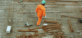 hombre trabajando en una obra
