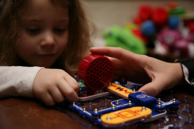 <p>Los niños vocalizaban menos mientras jugaban con los instrumentos electrónicos que con los libros. / <a href="http://www.agenciasinc.es/Multimedia/Fotografias/Desarrollan-un-material-que-evita-las-interferencias-de-los-juguetes-electonicos" target="_blank">Sean Nash</a></p>