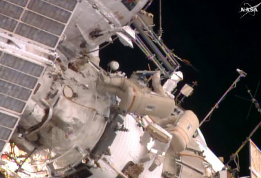 <p>Fotograma del vídeo retransmitido por la NASA del paseo espacial de esta semana de Yuri Malenchenko y Sergey Volkov. Una de sus tareas fue retirar del exterior de la Estación Espacial Internacional la plataforma EXPOSE R2, con muestras de líquenes recogidos en Guadalajara. / NASA</p>