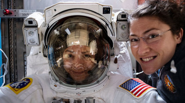 <p>La astronauta Christina Koch (derecha) posa con su compañera de la NASA Jessica Meir (izquierda), que está dentro de un traje espacial verificando su ajuste. / NASA</p>