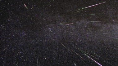 <p>Hasta 100 estrellas fugaces por hora se podrán ver este año durante el pico de actividad de las perseidas. / NASA/JPL</p>