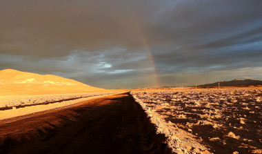 <p>Arcoiris fotografiado por primera vez en el corazón del desierto de Atacama. / Carlos González Silva</p>