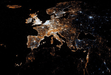 <p>Mapa europeo con localizaciones de usuarios de Twitter y Flickr. / <a href="https://www.flickr.com/photos/walkingsf/5912946760/in/photolist-7ti516-a1vp4W-gimapA-8vZJ4c-4Ka9Yk-8oTdWZ-ayDr8X-3McFgH-6Rk3fa-4T2q3o-8vnHWo-5Vg52F-7FutAY-6aKyLM-47YHfN-cAT173-5JUo43-5pnLzN-aDHpGW-CZB8U-6XoNHZ-7tygge-7vSVGC-ThyC7-6QWjSW-a1swhv-5oC1rK-5XW7XZ-8Pbmay-6sTYbm-6sTY1J-7nseJY-bKUVDn-f9G133-8tZSDy-5dwffj-avx5pY-7zaGrL-PkfNF-9EfSjJ-6f1yWc-e1GtBw-5Bi2KA-5BpnGU-7o6KMw-7heFbz-9aHWfJ-8vjFZM-5Weiy6-4cWd7z" target="_blank">Eric Fischer</a></p>