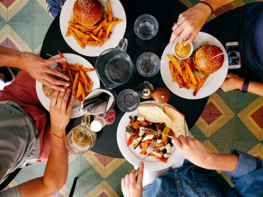 <p>Este estudio recoge el consumo de alimentos y bebidas durante 15 años de 19.899 voluntarios. / <a href="https://pixabay.com/es/photos/restaurante-personas-hombres-2602736/" target="_blank">Pixabay</a></p>