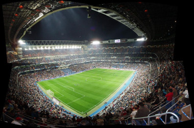 <p>La cantidad de tiempo que añaden los árbitros favorece a los clubes grandes, según el estudio. / <a href="https://commons.wikimedia.org/wiki/File:Panoramica_002_-_Estadio_Santiago_Bernabeu.jpg" target="_blank">Rafa Otero</a> </p>