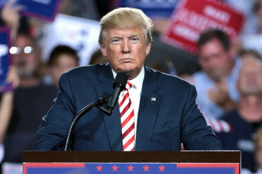 <p>Donald Trump en un acto con sus votantes en Arizona en 2016. / <a href="https://commons.wikimedia.org/wiki/File:Donald_Trump_(29496131773).jpg" target="_blank">Gage Skidmore</a></p>