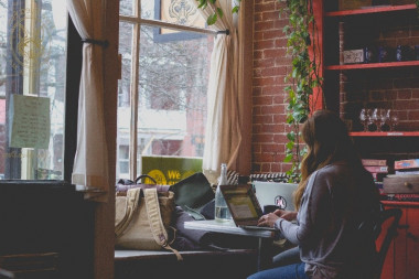 <p class=" text-left">Los contenedores fueron utilizados para distribuir a los estudiantes las tareas propuestas. Estos contenedores estaban “enriquecidos” con las herramientas necesarias de software, así como con ejemplos y manuales complementarios de soluciones. / <a href="https://unsplash.com/photos/GiIZSko7Guk?utm_source=unsplash&utm_medium=referral&utm_content=creditCopyText" target="_blank">Bonnie Kittle</a> / <a href="https://unsplash.com/?utm_source=unsplash&utm_medium=referral&utm_content=creditCopyText" target="_blank">Unsplash</a></p>