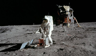 <p>El astronauta Buzz Aldrin colocó un sismógrafo en el Mar de la Tranquilidad de la Luna cuando llegó con Neil Armstrong. Al fondo, el módulo Eagle de la misión Apolo 11. / NASA</p>