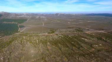 <p>Antiguas minas de oro romanas en Castrocontrigo (León) vistas desde el aire. / J. Fernández-Lozano et al.</p>