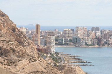 <p>Imagen de edificios en la costa alicantina, en Albufereta. / UA</p>