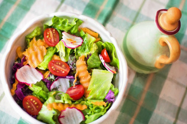 <p>La dieta mediterránea, caracterizada por un alto consumo de fitoquímicos procedentes de hortalizas, frutas y legumbres, se ha rrelacionado con mejoras en la salud cardiovascular y metabólica. / <a href="https://pixabay.com/es/photos/ensalada-fresco-verduras-hortalizas-791891/" target="_blank">Pixabay</a></p>
