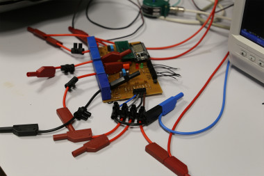 <p>El sensor permite la medición individualizada de la calidad de la corriente eléctrica en cada aparato. / UCO</p>