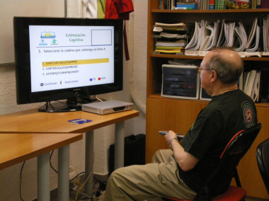 <p>Paciente de párkinson utilizando la aplicación de estimulación cognitiva. / Carolina García Vázquez</p>