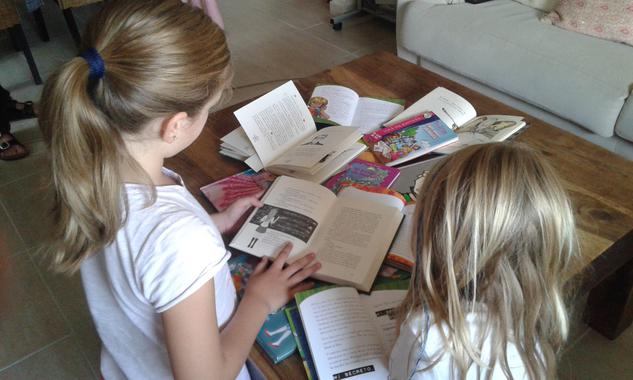 <p>Imagen de escolares leyendo / Fundación Descubre</p>