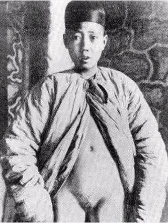 <p>En la fotografía, un eunuco de la dinastía Qing. Imagen: <a href="http://en.wikipedia.org/wiki/File:A_eunuch_of_Qing_Dynasty.JPG" target="_blank">Wikipedia.</a></p>