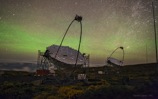 <p>Los dos telescopios MAGIC, cada uno de 17 metros de diámetro, miden rayos gamma de alta energía procedentes de fuentes cósmicas, como la galaxia activa PKS 1441+25. / IAC/Colaboración MAGIC</p>