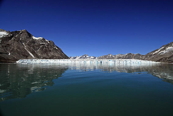 <p>El sistema de drenaje interno de la capa de hielo que cubre Groenlandia evita que se acelere el flujo hacia los océanos durante los veranos calurosos. Imagen David Astley</p>