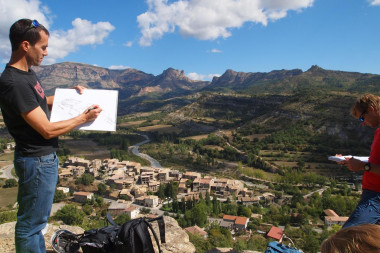 <p>Sébastien Castelltort frente a un acantilado cerca de Roda de Isabena, España. / UNIGE</p>