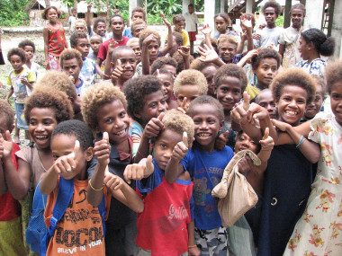 <p>Grupo de niños melanesios. / <a href="https://en.wikipedia.org/wiki/Melanesians#/media/File:Fenualoa_Tuo_school_children.jpg" target="_self">Wikipedia</a></p>