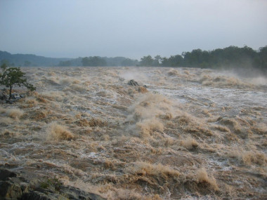<p>Aguas cargadas de sedimentos en suspensión durante el huracán Isabel que provocó inundaciones en el río Potomac, Virginia (EE UU), en septiembre de 2003. / Paul Bierman (UVM)</p>