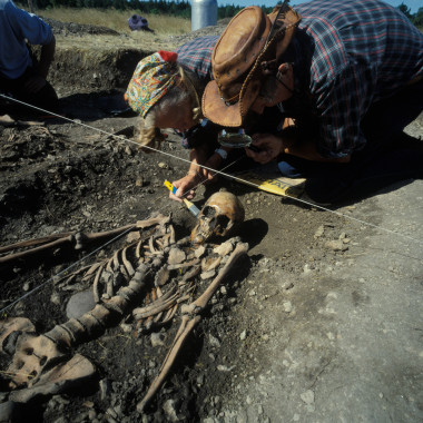 <p>Fotografía de las excavaciones y los restos de un cazador-recolector en Gottland, Suecia. Imagen: Göran Burenhult</p>