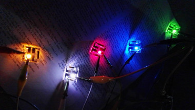 <p>LED blancos con la combinación de puntos cuánticos de distintos colores. / UJI</p>