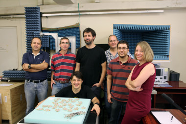 <p>El profesor Diego Frustaglia y otros miembros del equipo que han investigado los límites entre la física clásica y cuántica. / US</p>