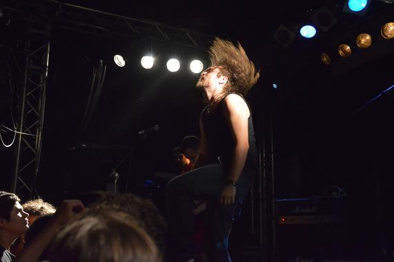 <p>Aunque generalmente se considera inofensivo, existen lesiones relacionadas con el <em>headbanging. </em>/ <a href="https://www.flickr.com/photos/ifreak77/8918643121/sizes/h/in/photolist-eA7nSZ-4V4KY7-9aKGgw-4ABRZY-iHrDA-8ohcfQ-eWHN8y-9VGS6f-a3W5iQ-5z3Q9y-8YEa6a-u9yMp-onwdM-27oSuC-7fPMBn-8m25of-GpAfs-5PwdJ1-4aWr8b-77MTxh-5jAgwS-kM8jm-d6h9qY-d6h9jE-d6h9eW-d6h98j-d6h92h-d6h8WQ-d6h8S9-d6h8Lw-d6h8DY-d6h8zm-d6h8sJ-d6h8o1-d6h8hU-d6h8c5-d6h85L-d6h7Zj-d6h7Tf-d6h7Nh-d6h7JG-d6h7Db-d6h7xq-d6h7rf-d6h7j7-d6h7cj-d6h72b-d6h6SJ-d6h6K3-d6h6Cd/" target="_blank">Francisco Marino</a></p>
