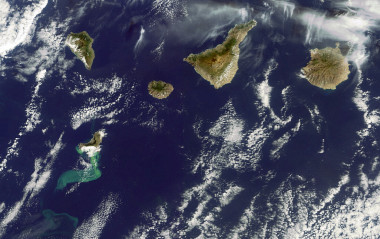 <p>El análisis de los materiales que salieron a flote con la erupción submarina de El Hierro, en 2011, asemeja el origen del archipiélago canario al modelo de formación de Hawái. / ESA. </p>