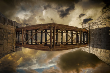 <p>Puente ferroviario de acero desde abajo en panorámica. / Chechi Peinado (CC 2.0)</p>