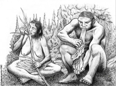 <p>Recreación de dos individuos neandertales ayudándose de la boca para realizar tareas cotidianas. / CSIC</p>