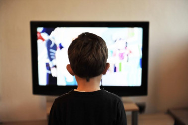 <p>Un niño viendo la televisión. / UGRdivulga</p>