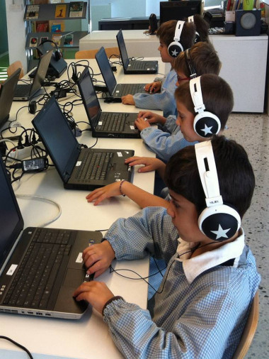 <p>Niños de la escuela Sant Gregori (Barcelona) realizando las pruebas computerizadas del estudio. / CREAL</p>