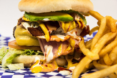 <p class=" text-left">Una de las primeras indicaciones que se suele dar cuando un paciente tiene el colesterol alto es cambiar la dieta. / <a href="https://pixabay.com/es/hamburguer-foot-burguer-hamburguesa-2253349/" target="_blank">Pixabay</a></p>