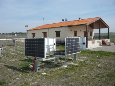 <p>Instalación fotovoltaica experimental para la simulación de fachadas fotovoltaicas orientadas hacia los cuatro puntos cardinales. / Grupo SWIFT</p>