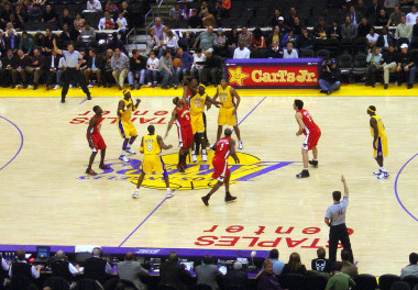 <p>Los investigadores han analizado la evolución del juego en 6.130 partidos de la NBA. / <a href="https://commons.wikimedia.org/wiki/File:Lakers_vs_Hawks.jpg" target="_blank">Malingering</a></p>