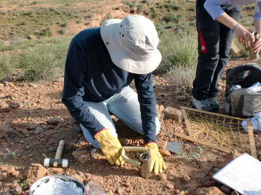 <p>Fernando Maestre, investigador de la URJC, recogiendo muestras del suelo en Marruecos. / URJC</p>