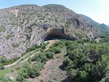 <p>Vista general del yacimiento de Cova Gran (Les Avellanes-Santa Linya, Noguera, Lleida)./ CEPAP / UAB</p>
