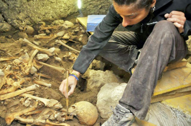 <p>Trabajos de excavación en la cueva El Mirador, con la restauradora Elena Moreno al frente. / IPHES</p>